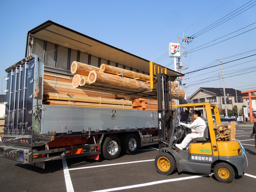 用材の到着