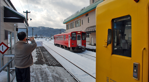 阿仁前田駅 列車交換