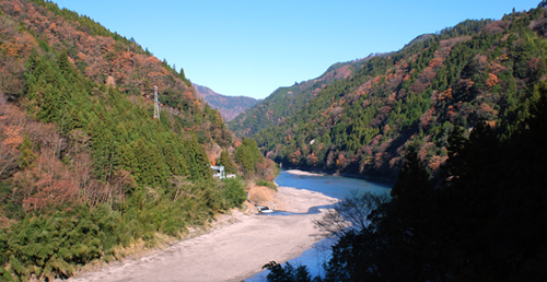 ホームから望む天竜川