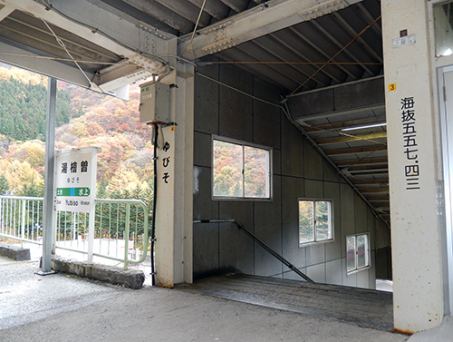 上り線ホームから駅舎へ