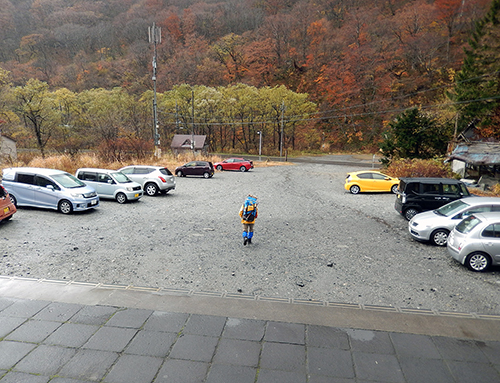 谷川岳に向かう男性ハイカー