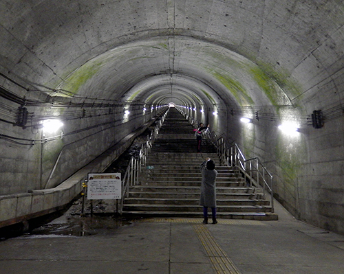 １番線ホームから駅舎に向かう