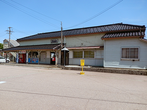 JR城端線戸出駅舎