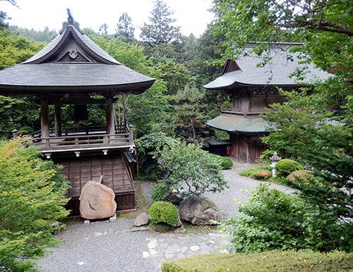 鐘楼と山門